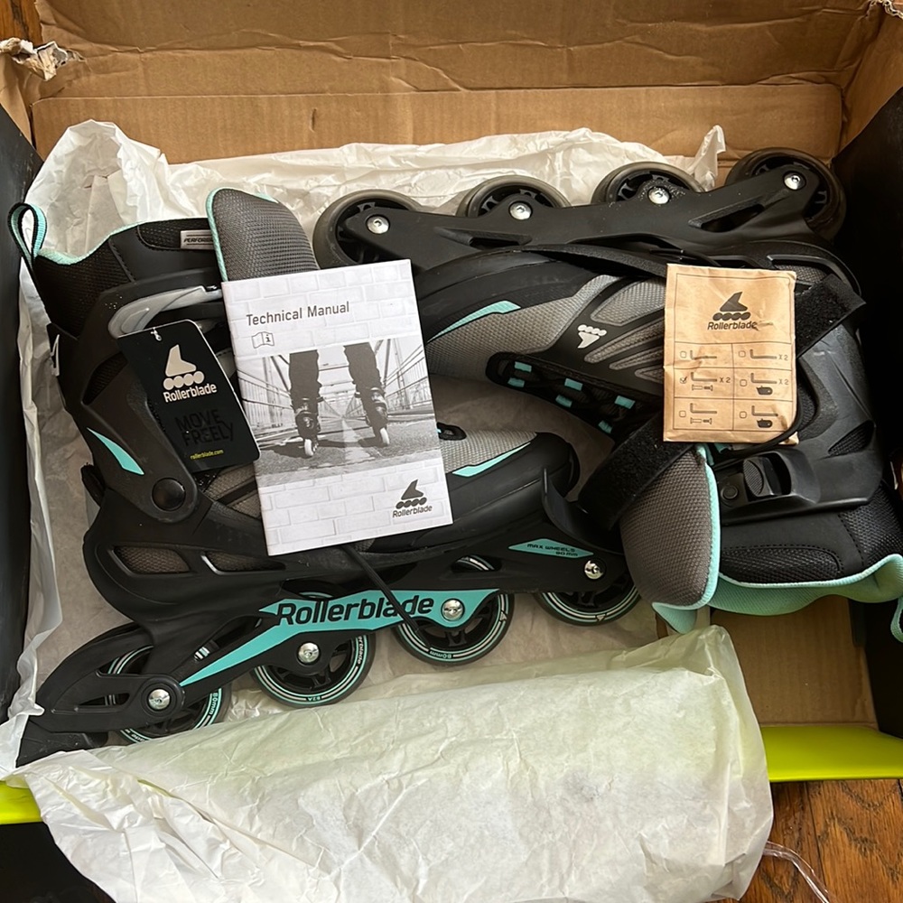 Rollerblades, women’s 10